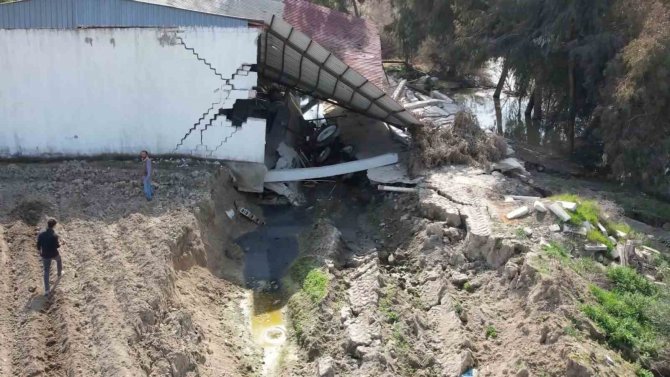 Fay Hattının İkiye Böldüğü Çiftlik 4 Metre Aşağı Çöktü, Havadan Böyle Görüntülendi