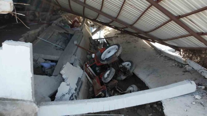 Fay Hattının İkiye Böldüğü Çiftlik 4 Metre Aşağı Çöktü, Havadan Böyle Görüntülendi