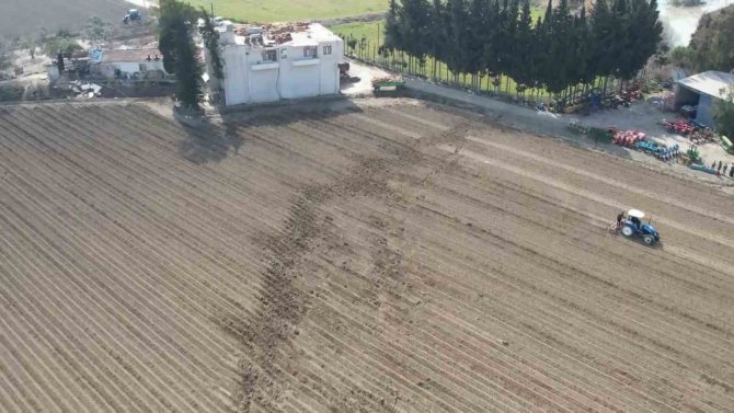 Fay Hattının İkiye Böldüğü Çiftlik 4 Metre Aşağı Çöktü, Havadan Böyle Görüntülendi