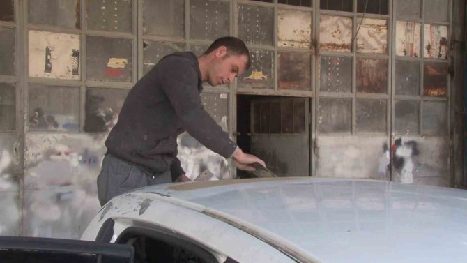 Depremde Enkazlar Da Hasar Gören Araçları Tamir Ediyor