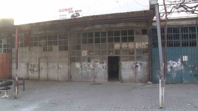 Depremde Enkazlar Da Hasar Gören Araçları Tamir Ediyor