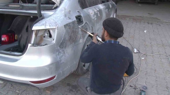 Depremde Enkazlar Da Hasar Gören Araçları Tamir Ediyor
