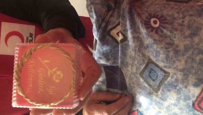 Depremzededen Örnek Davranış: Yastıktan ’Adana Burması’ Çıktı Geri Getirdi