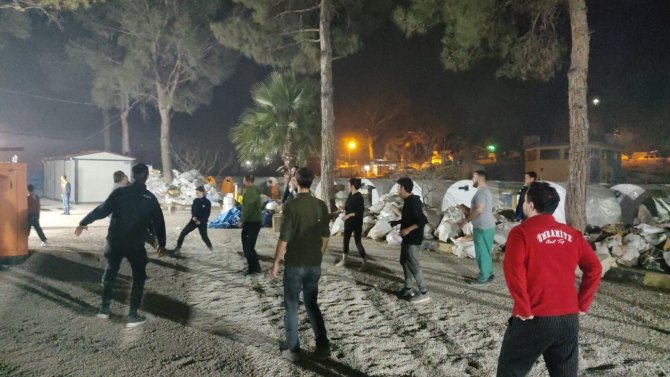 Hatay’da Sağlıkçılar Günün Yorgunluğunu Voleybol Oynayarak Atıyor
