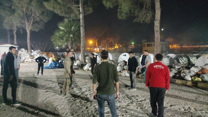 Hatay’da Sağlıkçılar Günün Yorgunluğunu Voleybol Oynayarak Atıyor