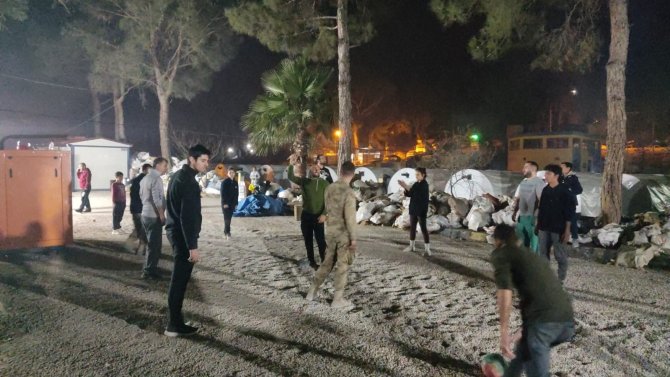 Hatay’da Sağlıkçılar Günün Yorgunluğunu Voleybol Oynayarak Atıyor