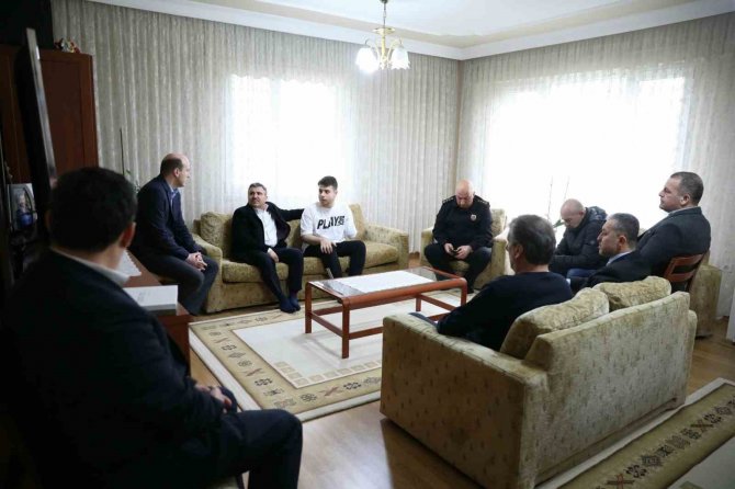 Enkazdan 72 Saat Sonra Kurtarılan Yılmaz’a Geçmiş Olsun Ziyareti