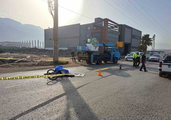 İ̇ş Makinesinin Çarptığı Bisikletli Şahıs Öldü