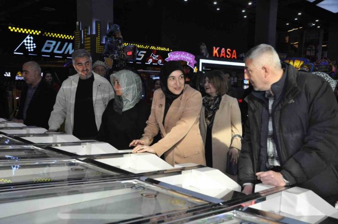 75 Yaşındaki Depremzede Hayatında İlk Kez Bowling Oynadı