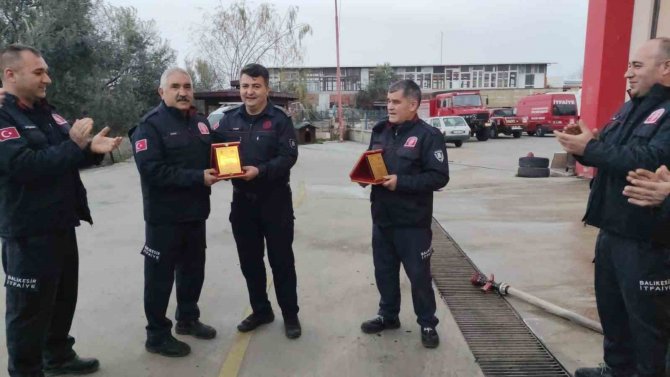 İ̇tfaiyeciler Emekli Olan Arkadaşlarını Hortum İle Islatarak Uğurladı