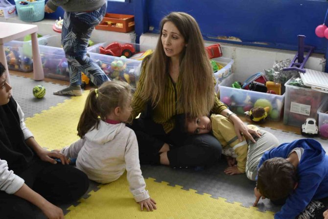 İ̇zmir’deki Depremzede Çocuklar, Gönüllü Öğretmenlere Emanet