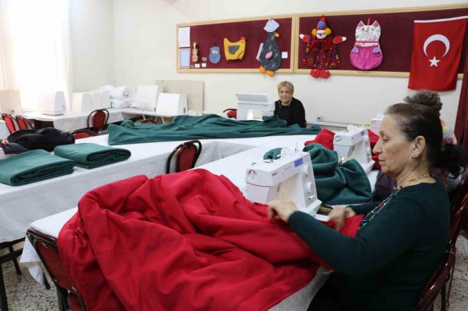 Depremzedeler İçin Gönüllü Olarak Tulum Ve Battaniye Dikiyorlar