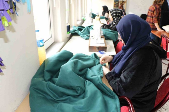 Depremzedeler İçin Gönüllü Olarak Tulum Ve Battaniye Dikiyorlar