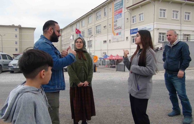 Engelli Çift, Namaza Kalkınca Depremden Sağ Kurtuldu