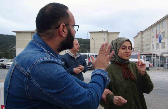Engelli Çift, Namaza Kalkınca Depremden Sağ Kurtuldu