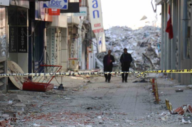 Malatya’da Tabelalara “Hasarlı Binalara Girmeyin” Yazıları Yazıldı