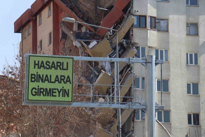 Malatya’da Tabelalara “Hasarlı Binalara Girmeyin” Yazıları Yazıldı