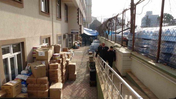 Emekli İmam Depremin Çocuklarına ‘Ali Babanın Bir Çiftliği Var’ Şarkısını Söyledi