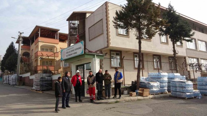 Emekli İmam Depremin Çocuklarına ‘Ali Babanın Bir Çiftliği Var’ Şarkısını Söyledi