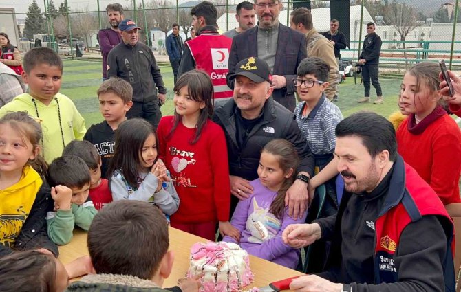 Depremzede Ecrin’e Konteyner Kentte Doğum Günü Sürprizi