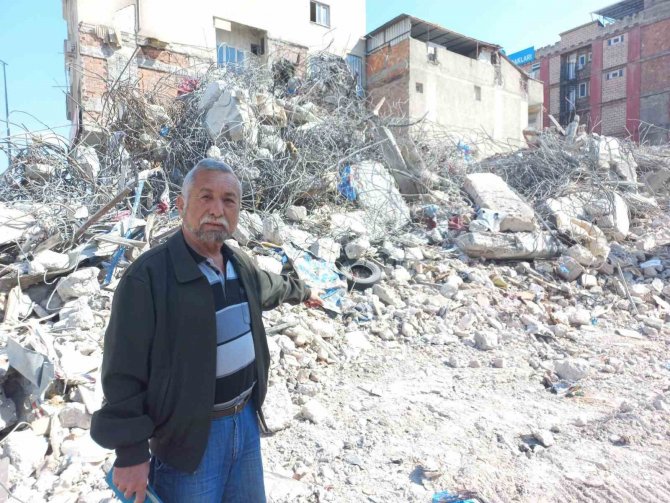 48 Yıllık Hatıraları Enkaz Altında Kaldı