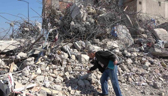 48 Yıllık Hatıraları Enkaz Altında Kaldı