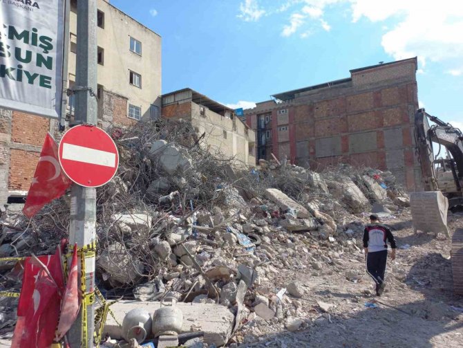 48 Yıllık Hatıraları Enkaz Altında Kaldı