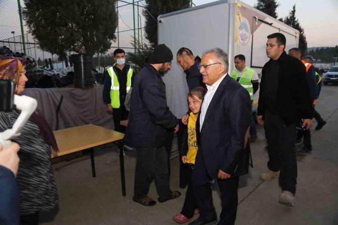 Başkan Büyükkılıç, Konteyner Kent’te Depremzedelerle Bir Araya Geldi