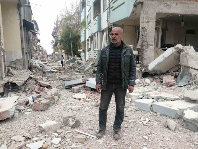 Mahalle Yerle Bir Oldu, Geride Bir Tek Muhtar Kaldı