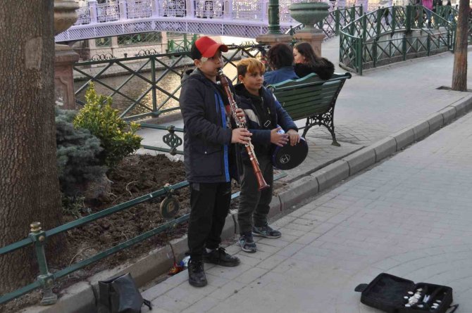 Minik Müzisyenler Görenlerin İçini Isıttı