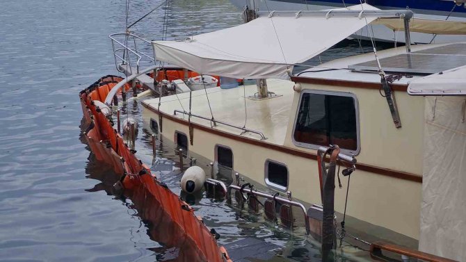 Bodrum Limanı’nda Bağlı Tur Teknesi Battı