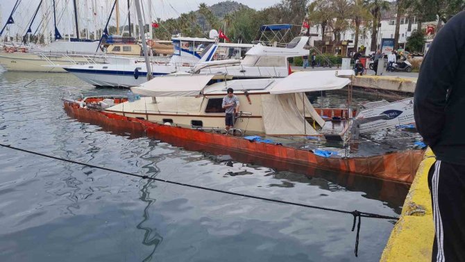 Bodrum Limanı’nda Bağlı Tur Teknesi Battı