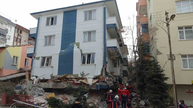 Depremde Enkaz Altında Kalan Kur’an Kursu Hocasının Cansız Bedenine Ulaşıldı