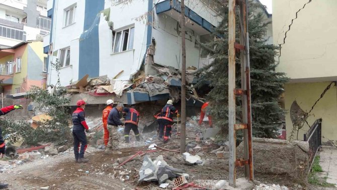 Depremde Enkaz Altında Kalan Kur’an Kursu Hocasının Cansız Bedenine Ulaşıldı