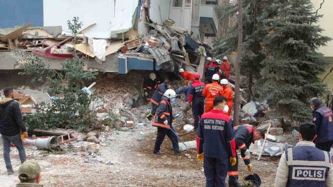 Depremde Enkaz Altında Kalan Kur’an Kursu Hocasının Cansız Bedenine Ulaşıldı