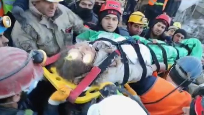 Enkaz Altındaki Küçük Beyza’dan Van Polisine Zor Soru