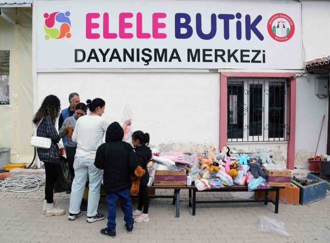 Menteşeli Kadınlar Depremzede Çocuklar İçin Ördü