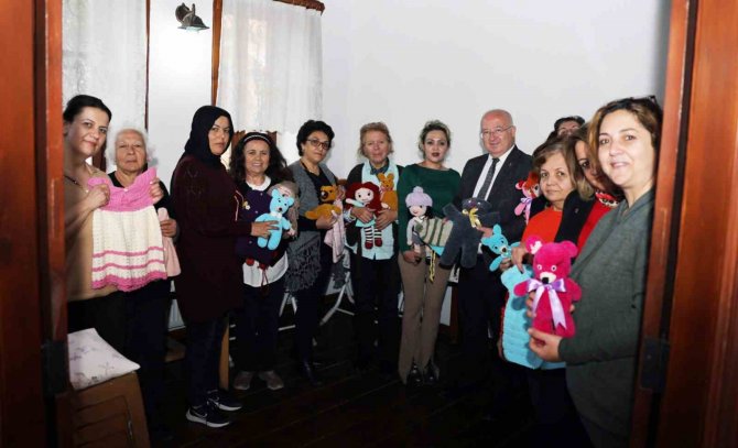 Menteşeli Kadınlar Depremzede Çocuklar İçin Ördü