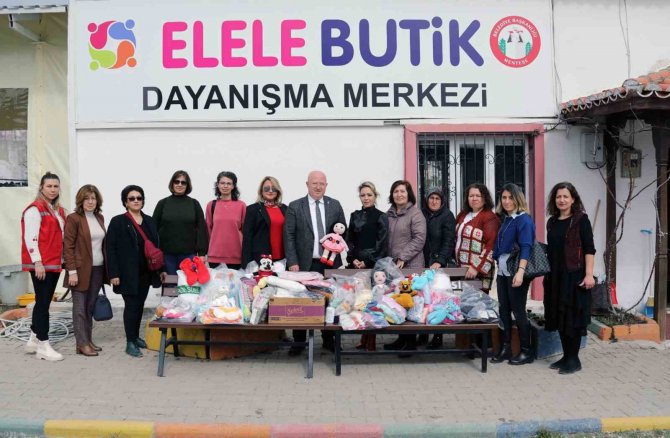 Menteşeli Kadınlar Depremzede Çocuklar İçin Ördü