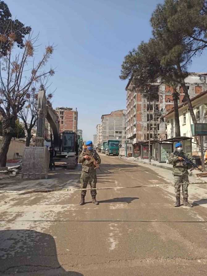 Mehmetçik Deprem Bölgesinde Çalışmalarını Sürdürüyor