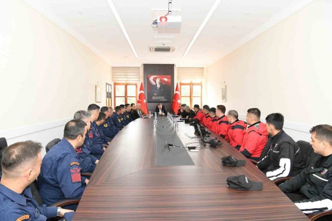 Vali Tavlı Arama Kurtarma Timleri İle Bir Araya Geldi
