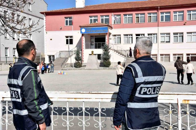 Nevşehir’de Polis Okul Çevrelerinde Kuş Uçurtmuyor