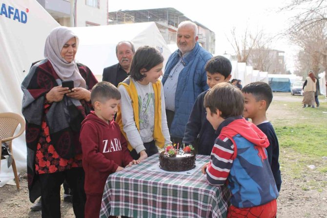 10 Yaşındaki Çocuk Kendisine Gelen Pastayı Kızılay’a Bağışladı