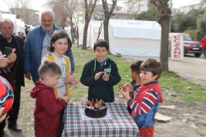 10 Yaşındaki Çocuk Kendisine Gelen Pastayı Kızılay’a Bağışladı