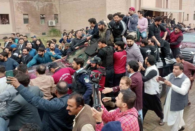 Pakistan’ın Eski Başbakanı Khan İçin Tutuklama Emri Çıkarıldı