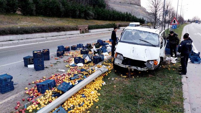 Meyve Yüklü Kamyonet Kaza Yaptı, Meyveler Yola Saçıldı: 1 Yaralı