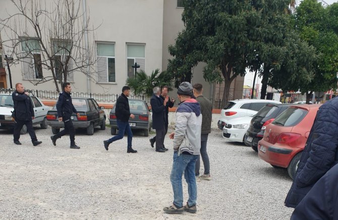 Duruşma Sonrası Davalılar Otoparkta Tartıştı, Baltayla Kafasından Yaraladı