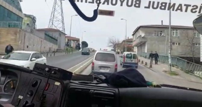 Sultanbeyli’de İtfaiyeye Yol Vermeyen Sürücü Kameraya Yansıdı