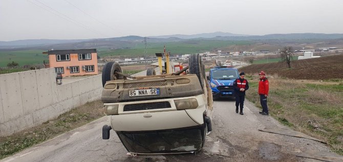 Susurluk’ta Takla Atan Kamyonet Sürücüsü Yaralandı