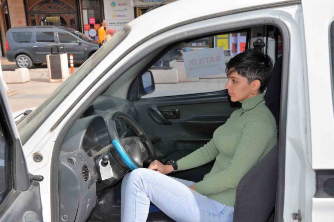 İ̇ranlı Aile Depremzedeler İçin Arabasını Satışa Çıkardı